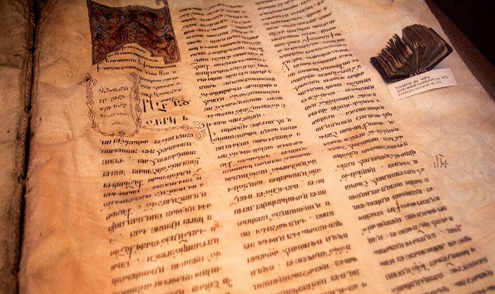 Najveća knjiga - Propovijedi, 1200. i najmanja - Crkveni kalendar, 16.st.