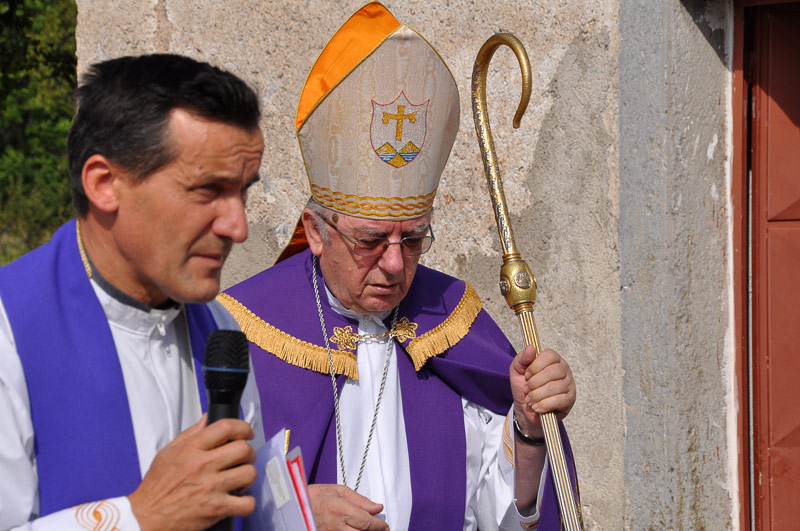 Biskup Bogović i župnik Turkalj, priprema za svečanu procesiju, Brušane, 2012.