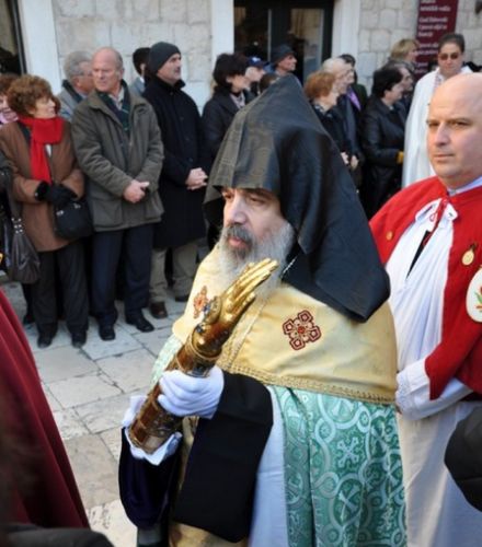 Armenski biskup Nareg Alemezian u Dubrovniku 2010. nosi zlatnu ruku s relikvijama sv. Vlaha, zaštitnika Grada.
